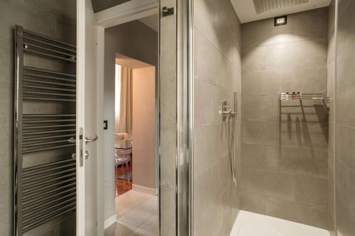 罗马艾斯费里奥思豪华酒店的浴室里设有玻璃门淋浴