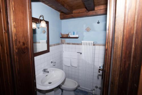 皮拉Club Esse Pila 2000的浴室配有白色卫生间和盥洗盆。