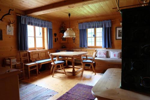 翁肯Ferienhaus Heutal的小屋内带桌椅的用餐室