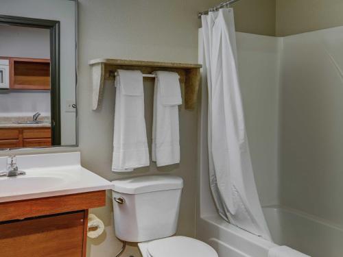 林垦WoodSpring Suites Lincoln Northeast I-80的浴室配有卫生间、盥洗盆和淋浴。