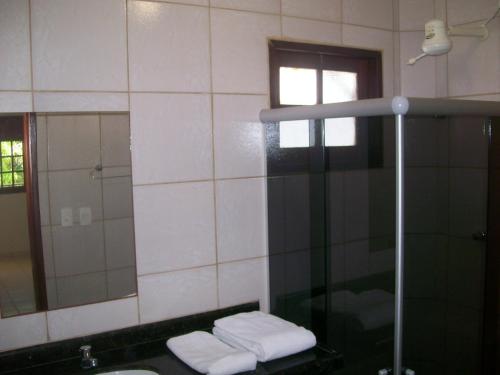 马拉戈日Privê Maragogi Residence的带淋浴、盥洗盆和镜子的浴室
