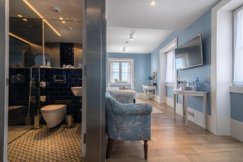 里斯本豪华精品酒店的浴室拥有蓝色的墙壁和蓝色的椅子