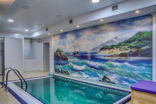 切博克萨雷埃尔布鲁斯酒店的墙上有大画的游泳池