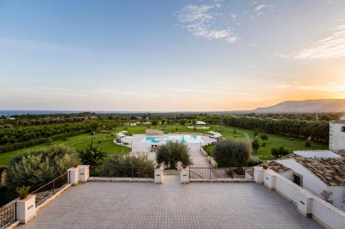卡西比莱希科利奥公寓式酒店的享有带游泳池的别墅的空中景致