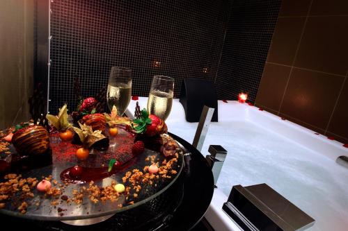 菲盖拉-达福什甜蜜大西洋酒店暨Spa的一张桌子,上面放着两杯香槟酒,上面放着食物
