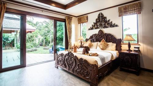 奥南海滩Saifon Villas 5 Bedroom Pool Villa - Whole villa priced by bedrooms occupied的一间卧室设有一张大床和一个大窗户