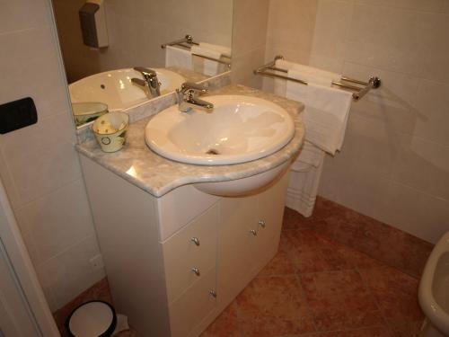 蒙扎卡罗尔酒店 的白色的浴室设有水槽和卫生间。