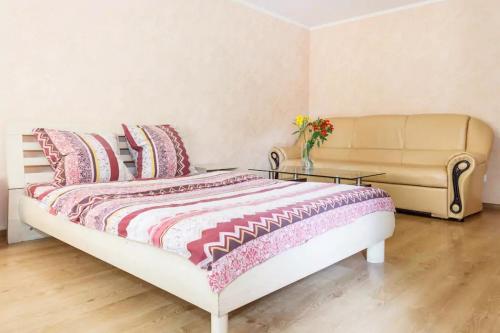 扎波罗热Apartment in Zaporozhye. Antica的一间卧室配有一张床和一张沙发