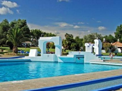 塔维拉Villa Sofia的公园里的一个蓝色海水游泳池