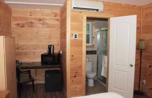 蒙特朗布朗149号汽车旅馆的客房设有带卫生间的浴室和书桌。