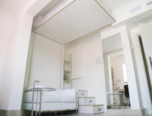 马德里方维学术度假村的白色的客房配有镜子和椅子
