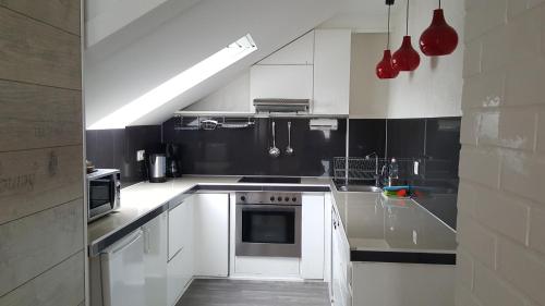 巴特洪堡市中漫步酒店的厨房配有白色橱柜和炉灶烤箱。