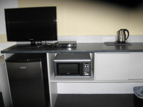 霍舍姆达尔洛特汽车旅馆的一张带微波炉的桌子和一台电视机