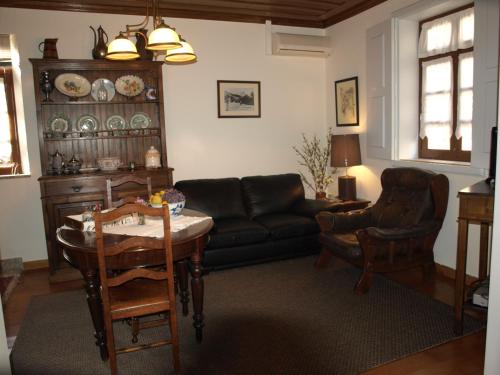 索茹Casa de RioBom的客厅配有沙发和桌椅