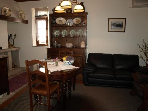 索茹Casa de RioBom的客厅配有桌子和沙发