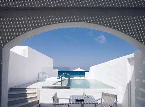 Knossos Beach Bungalows Suites Resort & Spa的阳台或露台