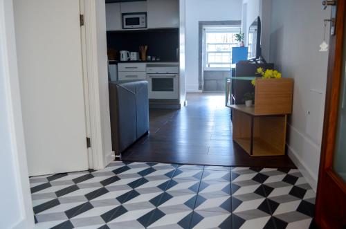 大里贝拉A Casa del Rei的厨房铺有黑白的格子地板。