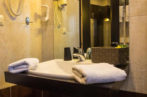 约阿尼纳基奥特斯精品酒店的浴室设有水槽和毛巾