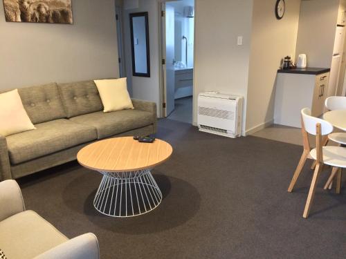 蒂阿瑙米尔福德路公寓的客厅配有沙发和桌子