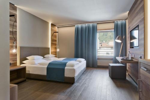斯拉德明Stadthotel Brunner的酒店客房设有床和窗户。