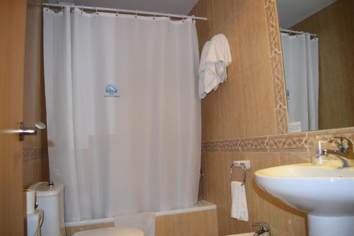 波多诺伏Hotel VIDA Playa Paxariñas的带淋浴、卫生间和盥洗盆的浴室
