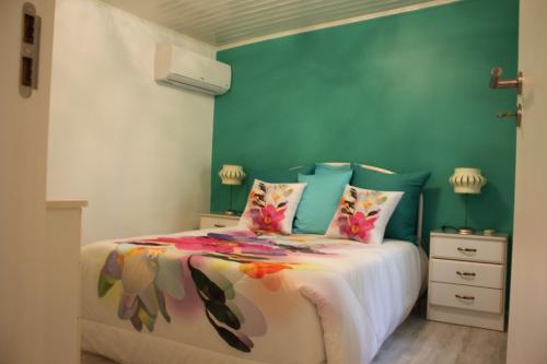 吉尔斯Casa D'Aldeia的一间卧室设有一张床和绿色的墙壁