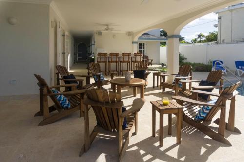 布里奇敦桑盖特旅馆的庭院里的一组桌椅