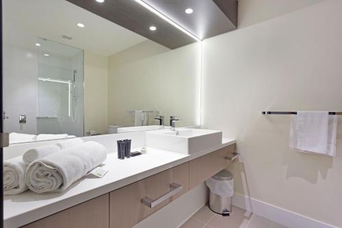 克利夫兰亚历山德拉山汽车旅馆的白色的浴室设有两个盥洗盆和镜子