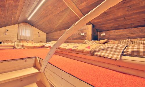 伊布斯河畔格施特灵JoSchi Almhütte Hochkar的小木屋内带两张床的房间