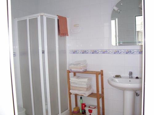 Castaño de RobledoCasa Amigo的白色的浴室设有水槽和淋浴。