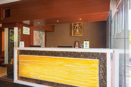 维杰亚瓦达帝国翠波酒店的餐厅的柜台,有大木标志