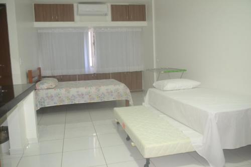 马塞约Estúdio Ibiza II的一间设有两张床的房间,内设一张长凳