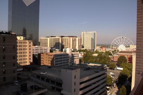 亚特兰大Barclay Hotel Atlanta Downtown的摩天轮和建筑物的城市天际线