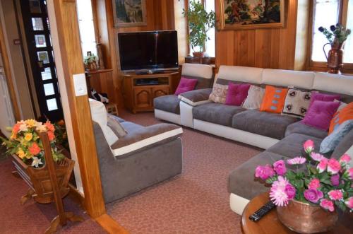 阿邦当斯图瑞斯酒店的客厅配有两张沙发和一台电视