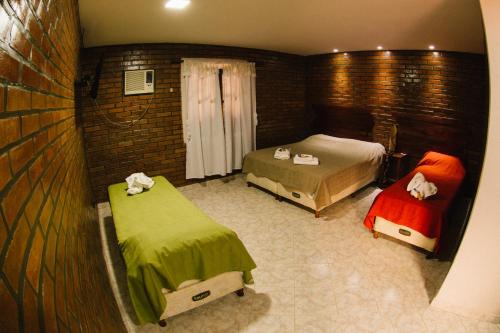 圣伊格纳西奥Posada Madre America的一间小卧室,配有两张床和窗户