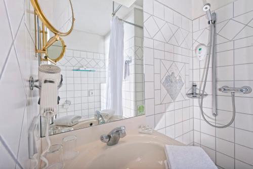 兰施泰因温德姆花园拉恩斯坦科布伦茨酒店的白色的浴室设有水槽和淋浴。