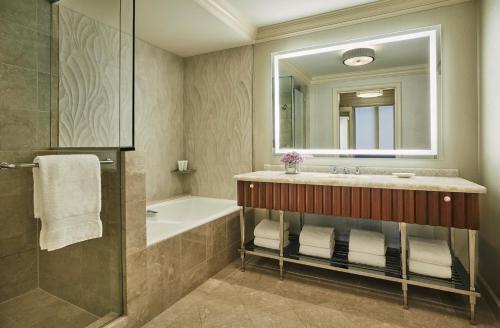 华盛顿华盛顿州四季酒店的一间带水槽、浴缸和镜子的浴室