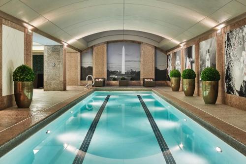 华盛顿华盛顿州四季酒店的在酒店房间的一个大型游泳池