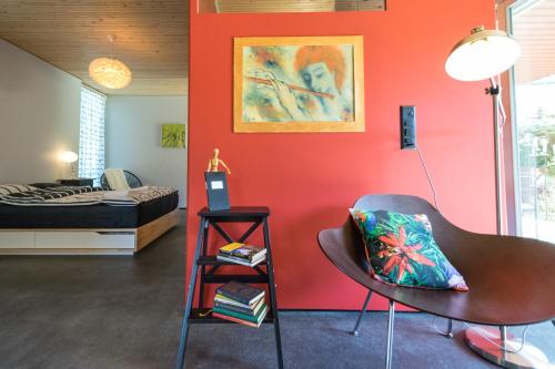 伯尔尼伊尔库博公寓的一间设有红色墙壁、椅子和床的房间
