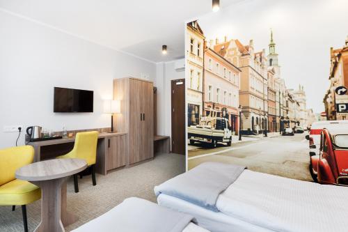 波兹南Meet Poznań Hotel的酒店客房 - 带一张床并享有街道景色