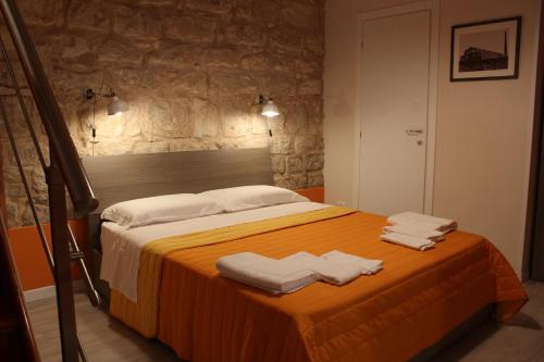 希克利A Casa di Turiddu的一间卧室配有带毛巾的床
