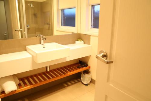 Allansford艾尔兰福德汽车旅馆的浴室设有白色水槽和镜子