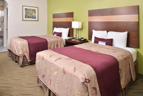 休斯顿休斯敦中心美国超值酒店的一间酒店客房,房间内设有两张床