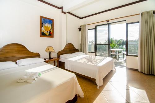 长滩岛乌龟客栈度假村的酒店客房设有两张床和一个阳台。