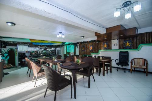 长滩岛乌龟客栈度假村的一间在房间内配有桌椅的餐厅