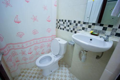 库塔阿斯塔旅馆的一间带卫生间和水槽的浴室