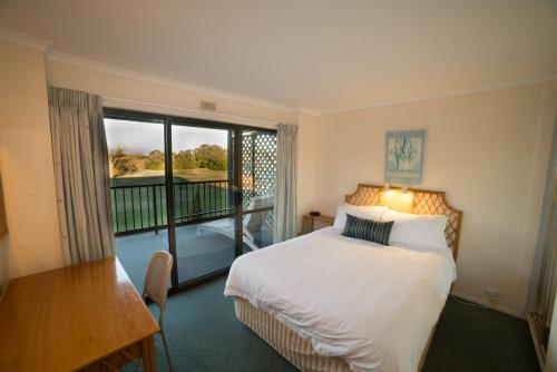 索雷尔港海鸥度假酒店的酒店客房设有一张床和一个阳台。