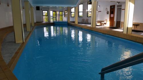 索雷尔港海鸥度假酒店的大楼内一个蓝色的大型游泳池