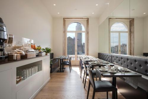 佛罗伦萨7Florence的用餐室设有桌椅和窗户。