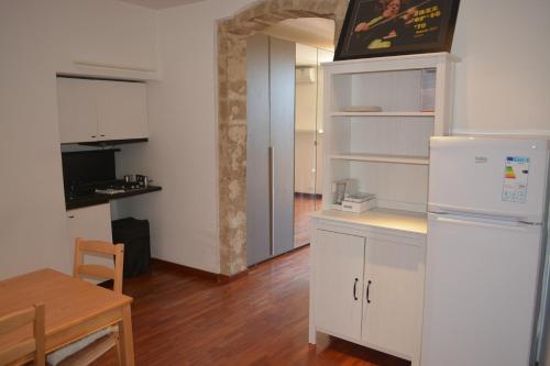 巴里La Più Bella in Old Town的厨房配有白色冰箱和桌子